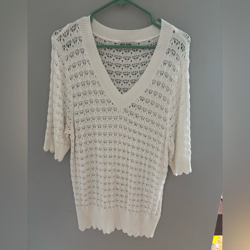 Beautiful Off-White Top!